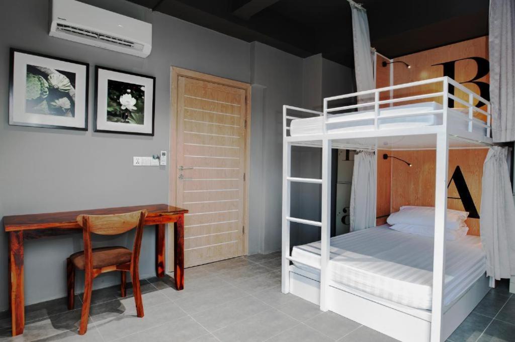 Sky Hotel Central Phnom Penh - Rooms & Apartments Номер фото